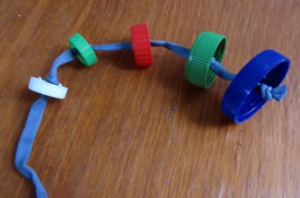 juguetes caseros para pericos con material reciclado